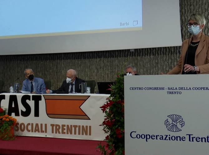 Assemblea Concast-Trentingrana, l'assessore Zanotelli: “Attenzione per la promozione dei prodotti lattiero-caseari” Nell’anno nero del Covid, il Consorzio Trentingrana-Concast ha chiuso il bilancio 2020 con ricavi pari a 57,2 milioni di euro, in linea con l’anno precedente. Il documento economico è stato approvato dall’assemblea dei soci alla quale – accanto al presidente Renzo Marchesi e all’omologo di FederCoop Roberto Simoni – ha partecipato anche l’assessore provinciale all’agricoltura Giulia Zanotelli.