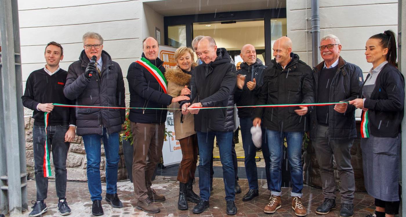 Il presidente Alessandro Sontacchi inaugura il punto vendita