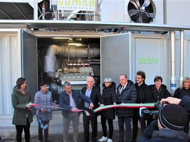 Trentingrana Concast sceglie la cogenerazione. Inaugurato il nuovo impianto  Inaugurato nello stabilimento di Spini il cogeneratore intelligente che migliorerà la carbon footprint (impronta di carbonio) di latte e formaggio.Un impegno per l’ambiente che consentirà la riduzione di emissioni per 650 tonnellate di C02 all'anno e un risparmio di energia primaria pari al 24%.L’impianto, da costo di 700mila euro, è stato realizzato e finanziato da Samso spa, azienda specializzata nella realizzazione di interventi di efficienza energetica