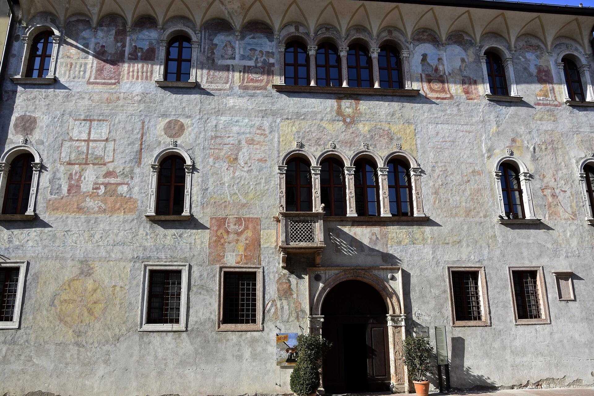 Un abbraccio in musica, anche dalla città In occasione delle festività le Aziende pubbliche di servizi alla persona della città di Trento (Margherita Grazioli, Civica e Beato de Tschiderer) e il Gruppo Spes hanno lanciato l’iniziativa Un abbraccio in musica.