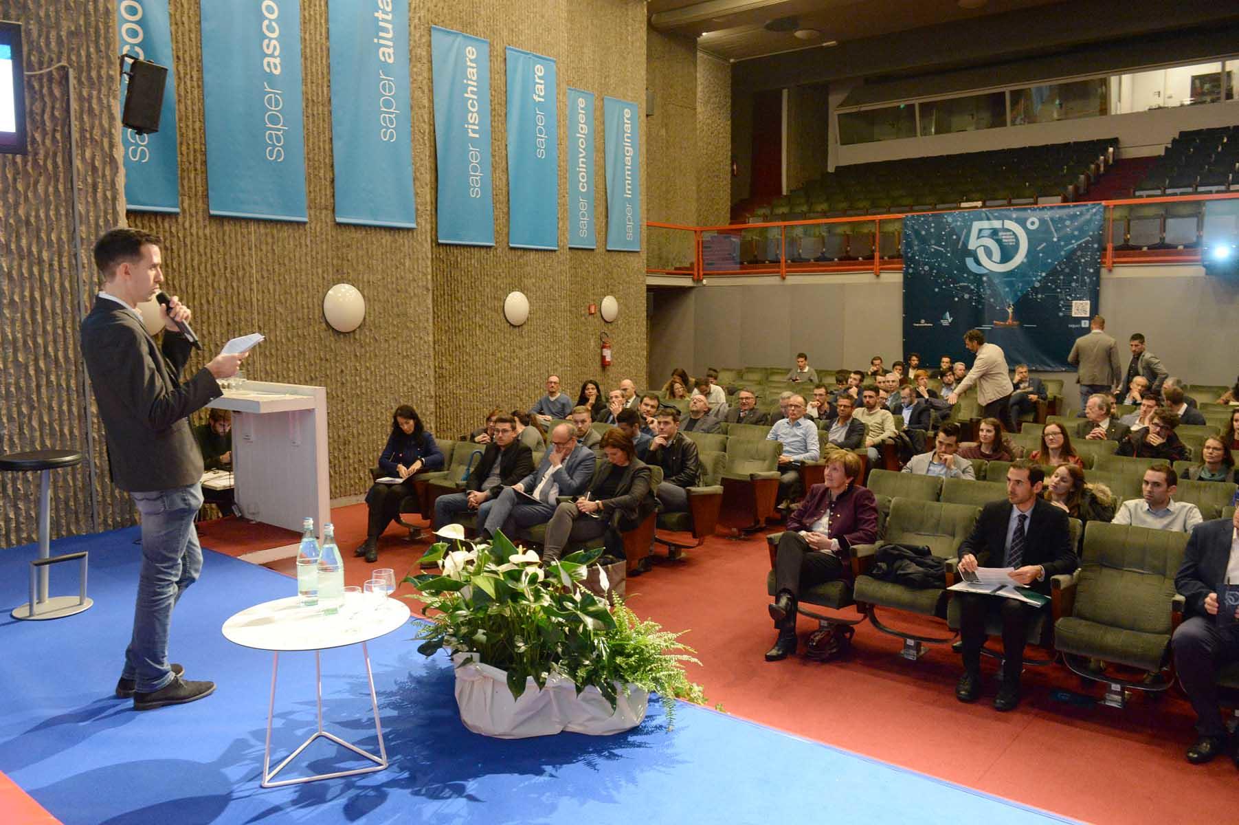 I cinquant’anni dei Giovani cooperatori trentini: facciamo rete L’Associazione creata nel 1969 ha celebrato ieri sera nella sala della cooperazione il 50esimo anniversario, tra memoria e futuro.L’appello del presidente Luca Riccadonna: più rete tra di noi e spazio negli organismi di rappresentanza.La presidente della Cooperazione Trentina Marina Mattarei: osate, prendetevi responsabilità e non abbiate paura di sbagliare. La gestione del passaggio intergenerazionale è prioritario per la Cooperazione.Nell’assemblea ordinaria rinnovato il cda. Conferma del presidente Riccadonna