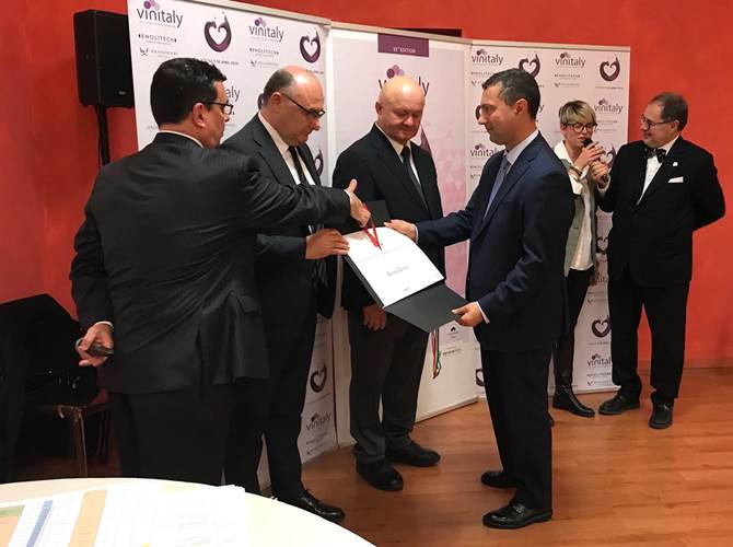 Vinitaly: Enrico Zanoni premiato tra i benemeriti della viticoltura italiana Il presidente dell’Istituto Trento Doc e direttore Cavit insignito del Premio Angelo Betti al Vinitaly.