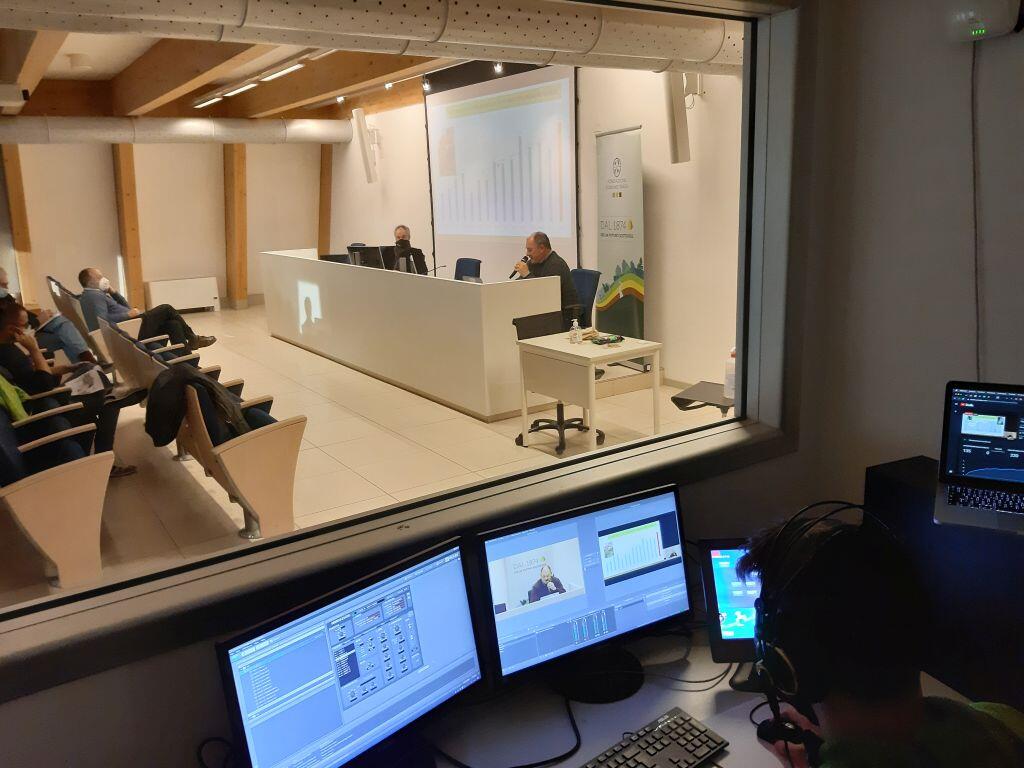 Vendemmia 2020 difficoltosa a causa del maltempo, ma la qualità dei vini si presenta buona, oltre le aspettative E’ stata una vendemmia difficoltosa per il tempo perturbato di fine agosto e settembre che ha complicato le operazioni di raccolta dell’uva, ma lo sforzo dei viticoltori è stato premiato da una buona produzione (+5,27% rispetto al 2019) e da una qualità dei vini, sia rossi che bianchi, che si presenta buona e al di sopra delle aspettative. In questo quadro emergono due punti di forza della filiera viticola trentina: la vocazionalità del territorio e la vendemmia manuale che ha permesso di raccogliere i grappoli sani con una attenta selezione.