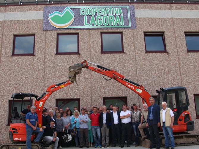 Coop Lagorai, utile e dipendenti in crescita Complessivamente positivo il bilancio dell’esercizio 2017 illustrato all’assemblea dei soci dal presidente Silvano Paoli. Il fatturato è ammontato a 12 milioni. Le persone occupate sono 195, 169 a tempo indeterminato. Intensa l’attività di partecipazione a gare. Festeggiati i 30 anni dalla costituzione.