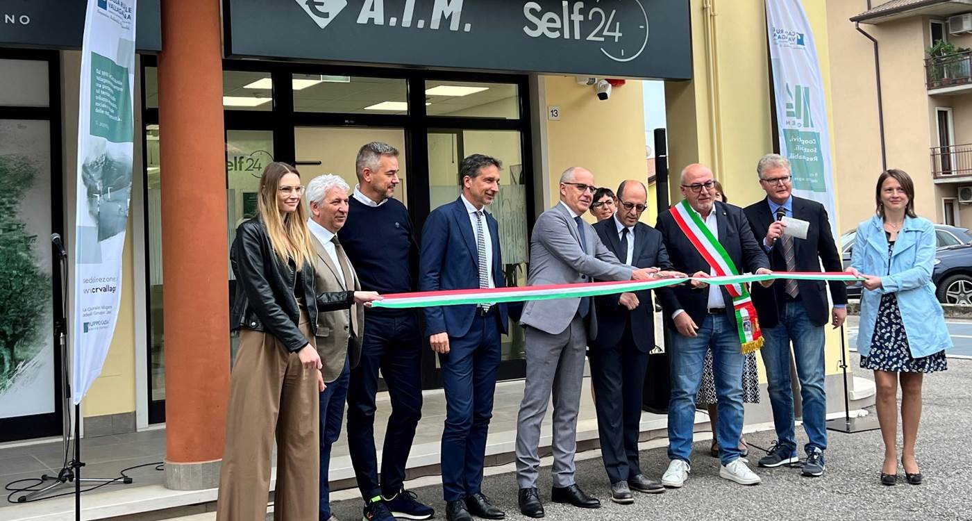 Il taglio del nastro della filiale di Grezzana
