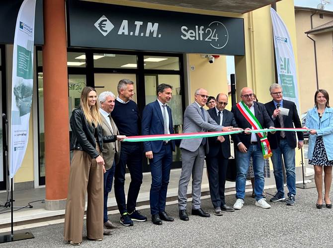 Il taglio del nastro della filiale di Grezzana