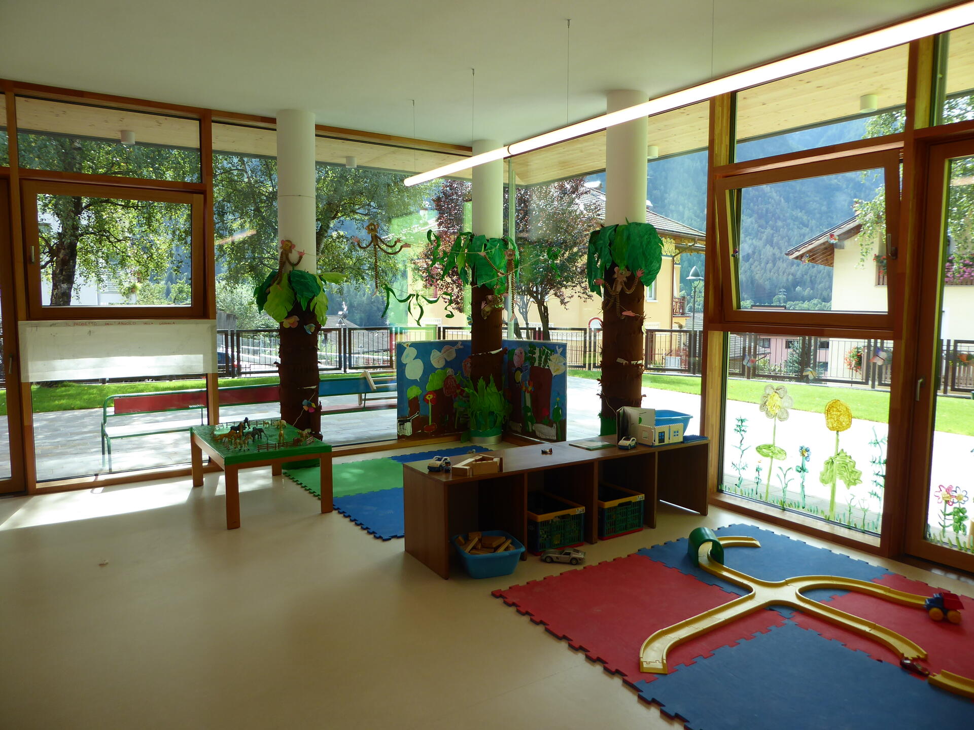 Scuola dell’infanzia: la Giunta conferma l’estensione del calendario scolastico In seguito alla recente approvazione da parte del Consiglio provinciale della legge in materia di misure connesse all’emergenza epidemiologica da COVID-19, la Giunta provinciale ha disposto oggi, con apposito provvedimento, l’estensione del calendario scolastico 2020-2021 per le scuole dell’infanzia provinciali ed equiparate e ha approvato le relative disposizioni organizzative.