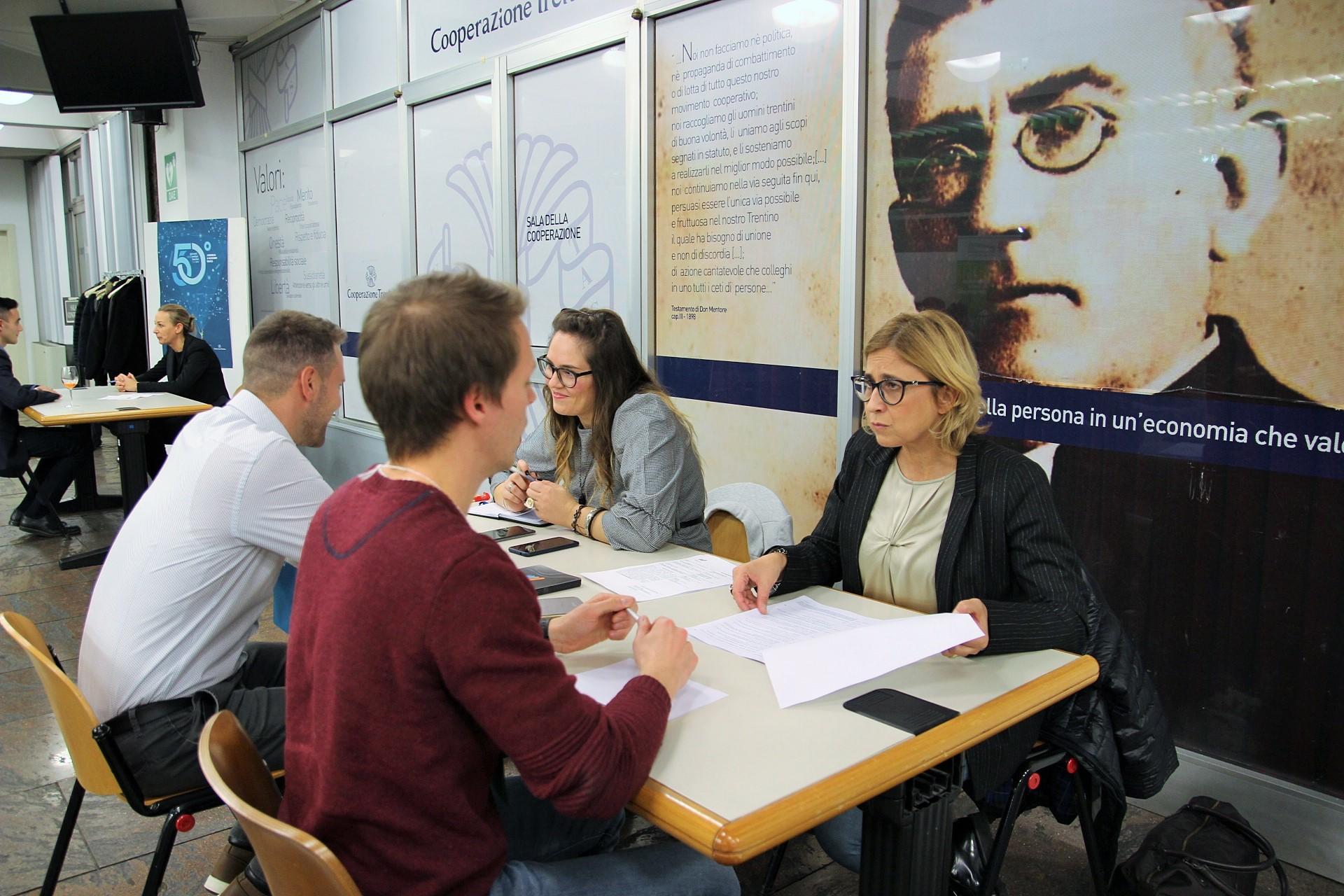 Nel corso di una serata promossa dall’Associazione Giovani Cooperatori per festeggiare i 50 anni della sua fondazione i ragazzi e le ragazze partecipanti hanno potuto parlare direttamente con i recruiter di alcune importanti agenzie per lavoro e cooperative