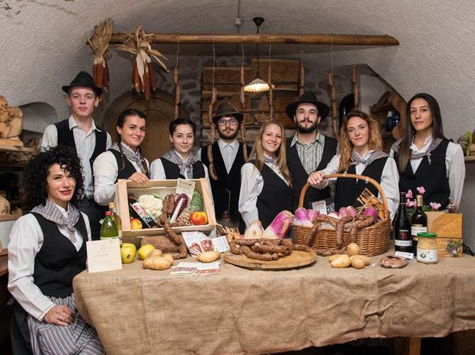 Sagra della ciuiga: sagra di qualità Sono 21 le sagre organizzate dalle Pro Loco aderenti all’Unpli (Unione Nazionale Pro Loco d'Italia) che hanno ottenuto la certificazione “Sagra di qualità” nel 2019. Un marchio distintivo voluto dall’Unione Nazionale delle Pro Loco per contraddistinguere le sagre rappresentative della storia e tradizione, le manifestazioni che vantano un passato di legame con il territorio e che abbiano come obiettivo la promozione e creazione di sinergie con le attività economiche locali. La Sagra della Ciuiga è sostenuta dalla Famiglia Cooperativa Brenta Paganella.