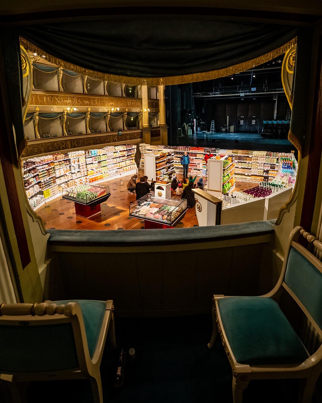 L'assessore Bisesti incontra i bimbi della materna: “La cultura è il cibo dell’anima” Visita al teatro Sociale, dove è presente l’installazione artistica di Anna Scalfi.
