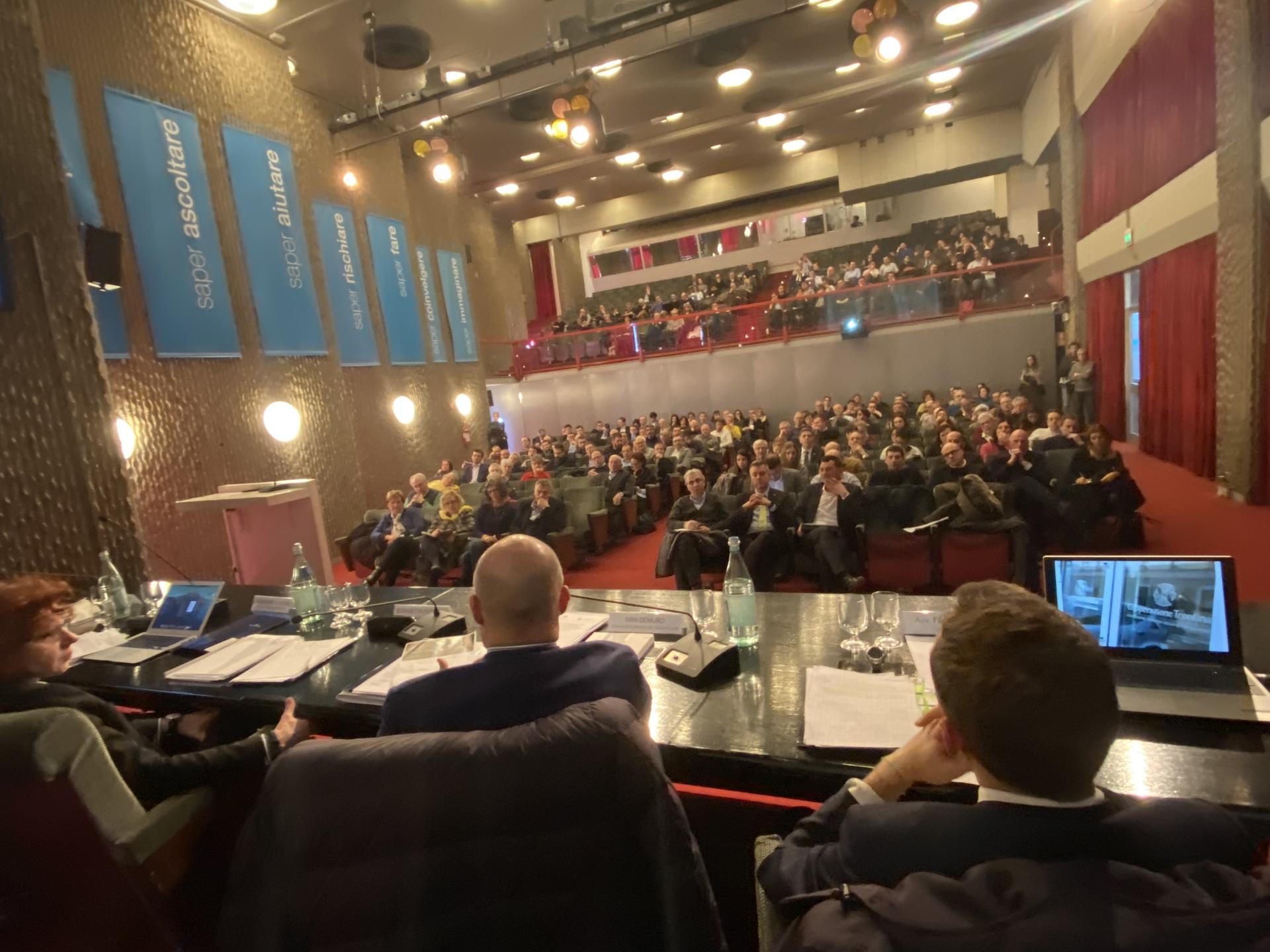 Imprese cooperative e codice della crisi, ecco cosa cambia La Federazione ha organizzato un convegno con studiosi ed esperti di diritto commerciale per offrire una opportunità di aggiornamento rispetto a quella che è considerata una rivoluzione in ambito imprenditoriale. La nuova normativa introduce importanti indicatori per prevenire la crisi prima che si verifichi.Mattarei: oggi non basta più la creatività delle singole imprese, è richiesta una capacità dei territori di fare sistema a livello orizzontale. Occorre cioè sviluppare una forte cooperazione tra associazioni di categoria, ente pubblico, banche locali e amministrazioni territoriali per evitare l’isolamento delle imprese.