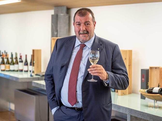 Mundus Vini: Mezzacorona premiata come miglior produttore italiano Nuovo prestigioso riconoscimento per il Gruppo Mezzacorona in uno dei più importanti eventi enologici mondiali. In Germania, nel corso dell'edizione primaverile 2019 di Mundus Vini, il più grande concorso europeo sul vino che si svolge a Neustadt, Mezzacorona è stata insignita del Premio come Miglior Produttore Italiano ottenendo ben 12 medaglie d'oro e 19 medaglie d’argento.