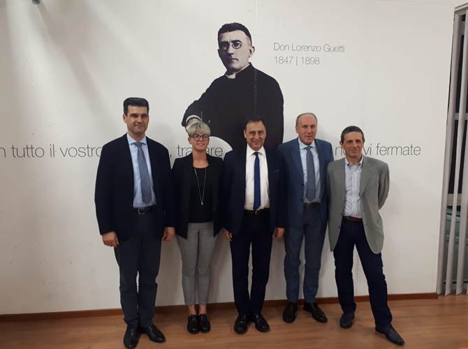 I 100 anni della Cantina sociale di Roverè della Luna La Cantina sociale di Roveré della Luna festeggia quest'anno un secolo di attività. 100 anni di vita che costituiscono un valore per il presente e per il futuro. Ieri sera la "Cantina", guidata dal presidente Diego Coller e dal direttore Corrado Gallo, ha voluto celebrare il compleanno insieme ai soci, che con il loro lavoro sono gli artefici della storia di questa importante compagine sociale. Un momento di festa per ripensare al passato e per guardare al futuro, come ha evidenziato, a nome della Giunta provinciale, il vicepresidente Mario Tonina, presente all'evento insieme all'assessore all'agricoltura, Giulia Zanotelli.