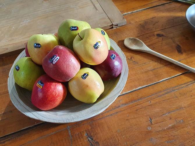 Simone Rugiati riconosciuto fedele interprete del Mondo Melinda Il noto volto televisivo ha ricevuto il Premio Moige per la conduzione de “Al Ritmo delle Mele”, lo speciale che Discovery Media ha dedicato al Consorzio della Val di Non con il contributo di Melinda.