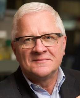 Ricerca contro il cancro: il premio Pezcoller-AACR 2020 a John Edgar Dick Annunciato stamani dal presidente della Fondazione Pezcoller Enzo Galligioni il vincitore del Premio Pezcoller - AACR 2020.È John Edgar Dick, scienziato canadese che ha rivoluzionato le nostre conoscenze sulle cellule staminali umane del sangue. Ha scoperto come queste, che contribuiscono alla formazione e maturazione dei diversi tipi cellulari, in condizioni anomale possano dare origine alla leucemia.Le ricerche del dott. Dick hanno avuto un’importante ricaduta clinica, in quanto le caratteristiche genetiche da lui identificate possono essere utilizzate come indicatori prognostici della malattia ed aprire la strada a nuove strategie terapeutiche nella lotta contro la leucemia.La cerimonia di consegna avrà luogo al teatro Sociale di Trento sabato 9 maggio alle 10.30.