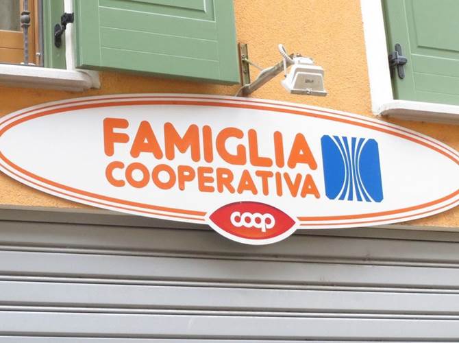 Raffaella Marini ha raccolto il testimone di Michele Pernisi alla guida della cooperativa di consumo che ha archiviato il bilancio 2019 con un risultato positivo.