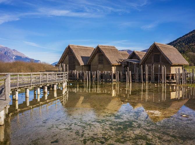 Palafitte di Fiavé, nasce il Parco Archeo-Natura Un museo archeologico “open air” che valorizzi un sito naturale e culturale eccezionale come le palafitte di Fiavé. Ecco il Parco Archeo-Natura, sul quale si aprirà il sipario nel mese di giugno per integrare il museo in uno dei più importanti siti dell’età del Bronzo in Europa. In vista dell’apertura dell’area, la Giunta ha approvato su proposta dell’assessore provinciale agli enti locali Mattia Gottardi il protocollo operativo che vede la collaborazione tra Provincia autonoma di Trento, Comune di Fiavé, Trentino Marketing, Azienda per il turismo Terme di Comano – Dolomiti di Brenta e Cassa del Trentino.