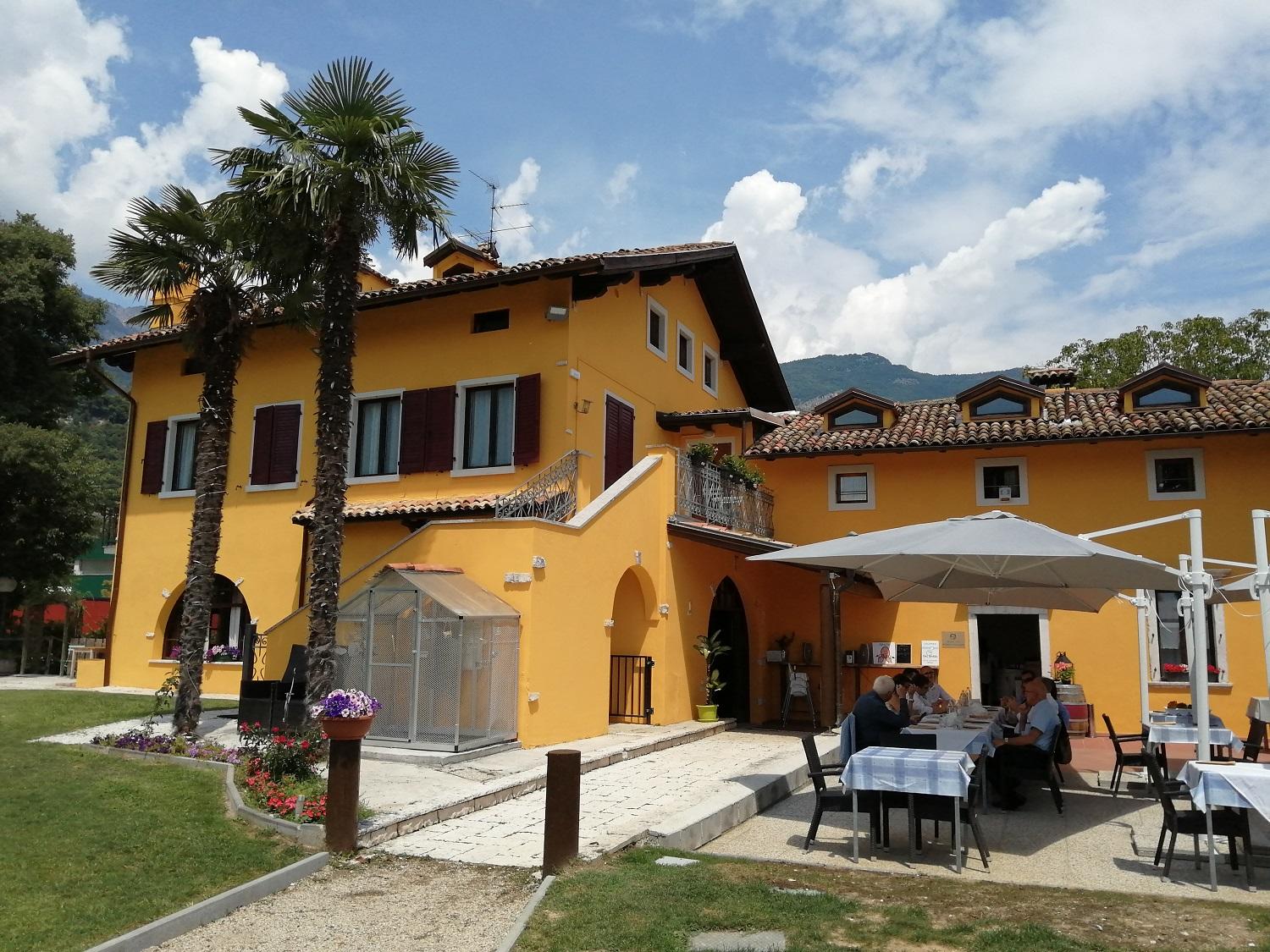 La Giunta Provinciale in visita alla Locanda Dal Barba La Locanda Dal Barba è una realtà della Vallagarina che tanti conoscono. Ha fatto dell'inclusione sociale il proprio distinguo: in questo ristorante infatti si punta all'inclusione economica e sociale di giovani con disturbi del neurosviluppo e di persone vulnerabili che hanno bisogno di ritrovare una propria dimensione lavorativa.
