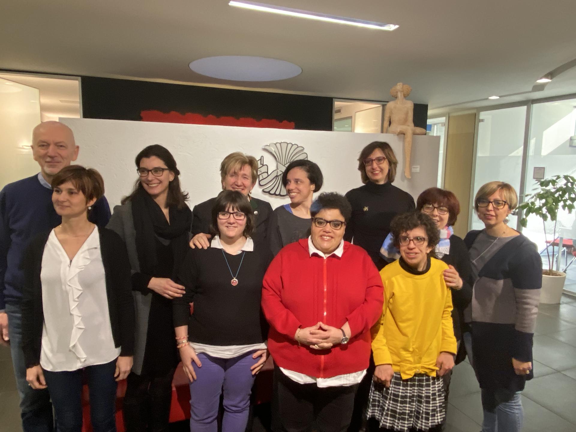 La disabilità alla prova delle aziende Nell’anno del 40° dalla fondazione, la cooperativa sociale Amalia Guardini ha ideato il progetto “Rete di valore: esperienze inclusive in contesti lavorativi” che consente a persone con disabilità di sperimentarsi in contesti esterni, mettendo in gioco le proprie competenze in ambienti meno protetti. Si parte con nove persone che affiancheranno gli addetti di Risto3 nella mensa scolastica delle scuole elementari ‘Gandhi’ di Rovereto.