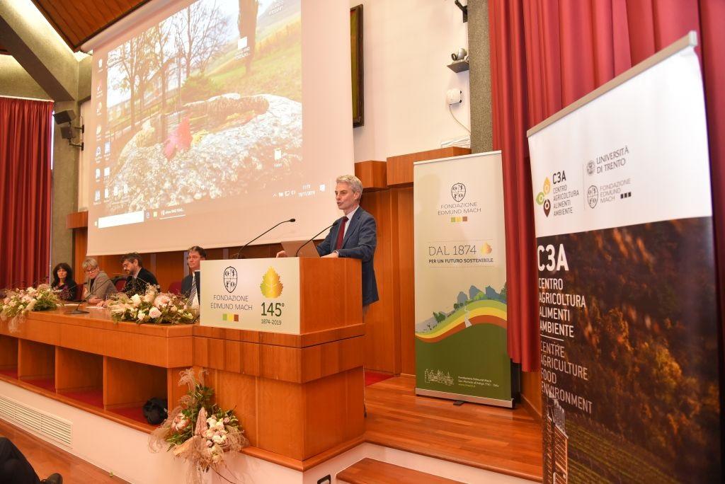 Le olimpiadi viti-enologiche hanno inaugurato a San Michele, i corsi di studio del Centro Istruzione e Formazione della Fondazione Edmund Mach e del Centro Agricoltura Alimenti Ambiente congiunto con l’Università di Trento, vale a dire il corso per enotecnico e il corso di laurea in viticoltura ed enologia.  