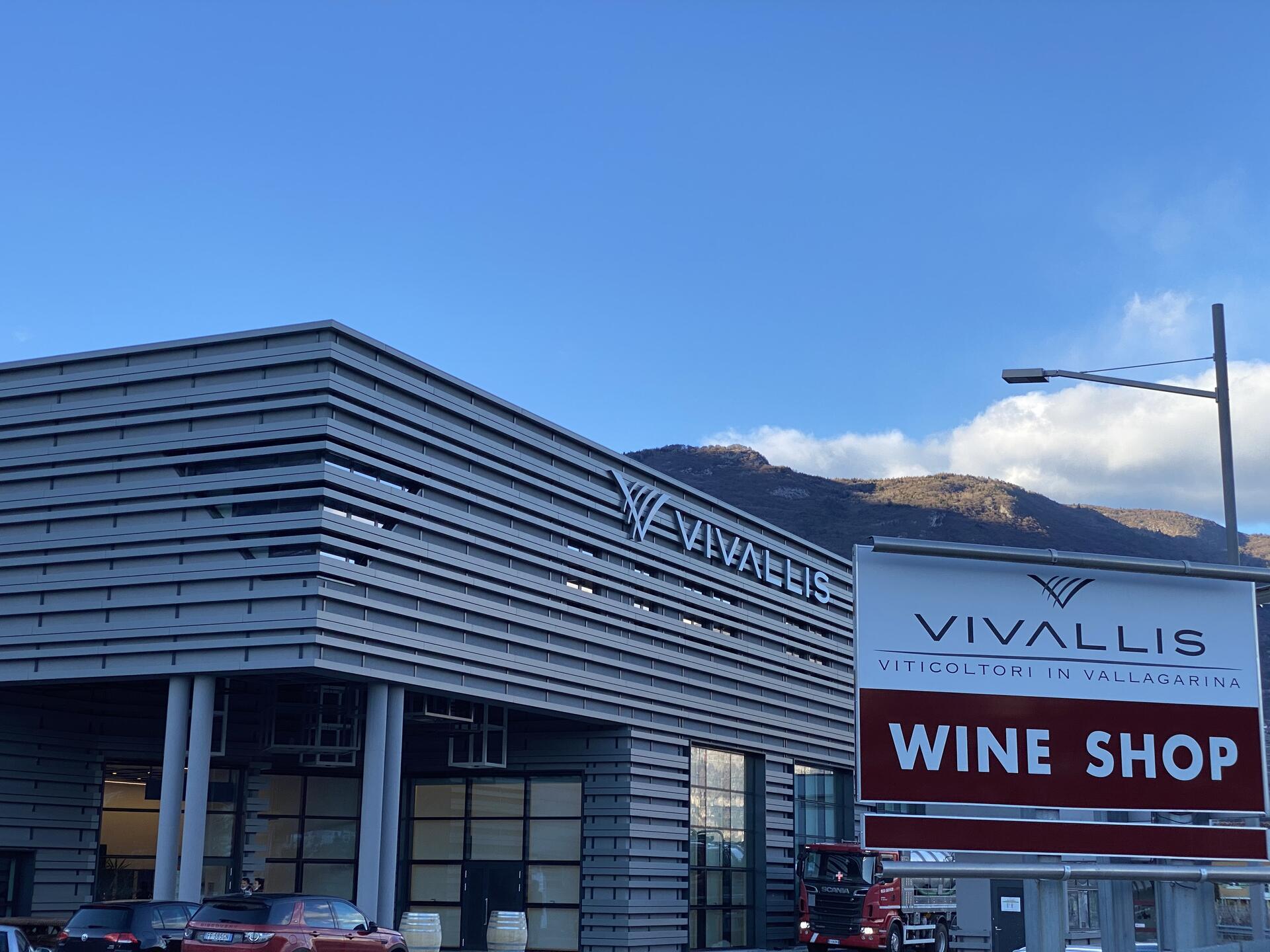 Vivallis, la nuova cantina scommette sulla ripresa. Un valore per tutto il territorio 25 milioni di investimento, 13 anni di lavori, durante i quali la cooperativa ha aumentato i soci del 50%. La nuova cantina Vivallis a Nogaredo apre ora anche il punto vendita, ultima tappa di una importante ristrutturazione che ha riguardato l’intera linea di produzione. È la seconda cantina sociale per volumi dopo Mezzacorona.Il presidente Adriano Orsi: “Una ventata di ottimismo contro la depressione da pandemia. Vogliamo diventare un riferimento di eccellenza per tutta la Vallagarina, non solo per il vino. Promuoveremo cultura, incontro, territorio, con una particolare sensibilità per il pubblico femminile”.Il direttore Mauro Baldessari: “puntiamo sull’accoglienza, con un nuovo showroom, sale di eventi e degustazioni. Ci prepariamo per la ripresa”.