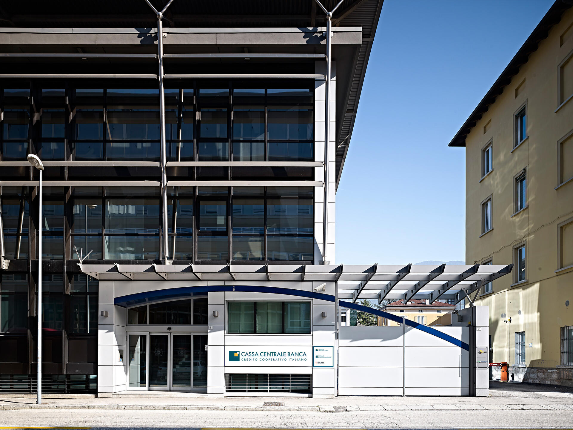 Gruppo Cassa Centrale: utile in crescita a 245 milioni di euro Il Consiglio di Amministrazione di Cassa Centrale ha approvato i dati preconsuntivi 2020 che confermano la capacità del Gruppo Cassa Centrale e delle 77 Banche di Credito Cooperativo, Casse Rurali e Raiffeisenkassen, di crescere patrimonialmente ed economicamente, e di svolgere al meglio il proprio ruolo a sostegno delle Comunità, reagendo più che positivamente all’emergenza Covid-19 e garantendo sempre, insieme ad Allitude, la continuità operativa dei servizi.