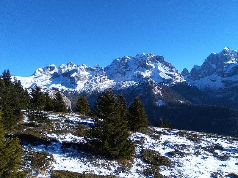 Dall'aggregazione tra Cassa Rurale Adamello Brenta, Cassa Rurale Pinzolo e Cassa Rurale Val Rendena nasce una realtà forte di 9 mila soci, 103 dipendenti e 19 filiali estese da Madonna di Campiglio fino a Salò.