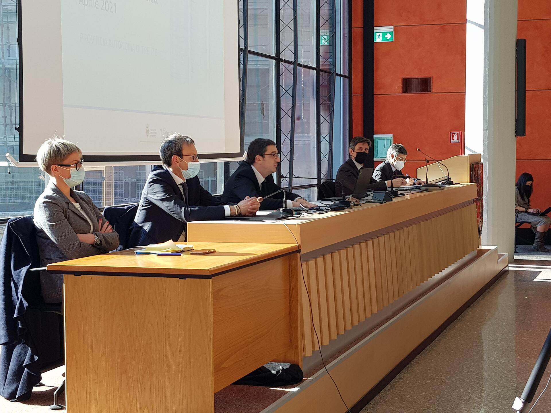 Provincia, 500 milioni per rimettere in moto il Trentino Il Presidente della Provincia Maurizio Fugatti, accompagnato dagli Assessori Achille Spinelli, Roberto Failoni e Giulia Zanotelli - in sala anche il vicepresidente Tonina e l’assessore Bisesti - ha presentato alle categorie economiche e sindacali, la manovra di sostegno all'economia e ai lavoratori che inizierà il proprio percorso legislativo nei prossimi giorni.