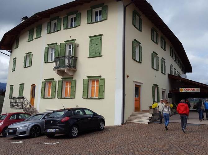 Inaugurato a Cavareno il negozio della Famiglia Cooperativa Val di Non Nel tardo pomeriggio di oggi taglio del nastro del punto vendita completamente rinnovato negli interni e potenziato nell’offerta commerciale.