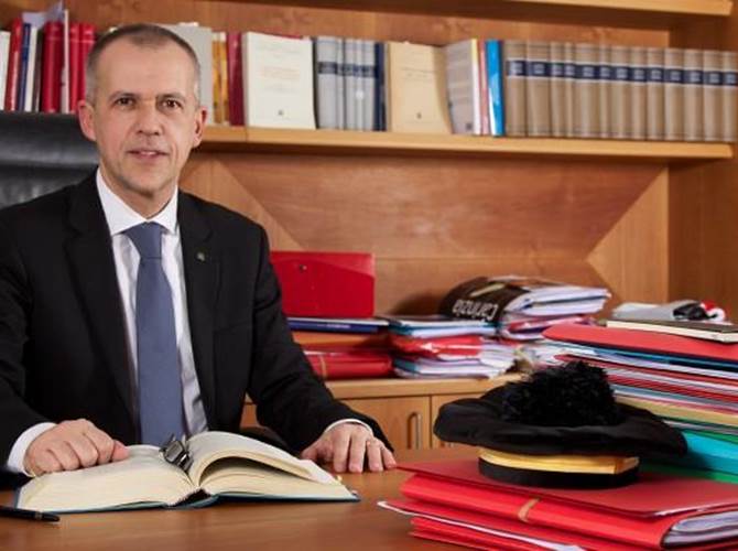 L’avvocato Roberto Bertuol è stato nominato commissario della Cantina Mori Colli Zugna L’avvocato Roberto Bertuol è stato nominato commissario della Cantina sociale Mori Colli Zugna (Società cooperativa agricola), in sostituzione del Consiglio di amministrazione dimissionario. Lo ha deciso questa mattina la Giunta provinciale, con un provvedimento proposto dall’assessore alla cooperazione.