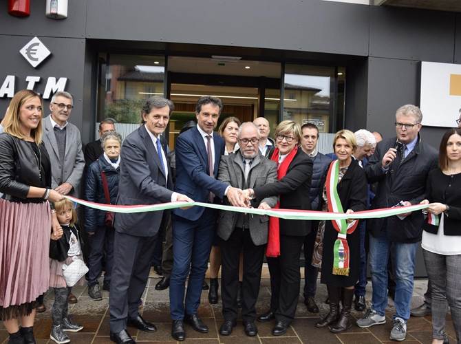 Cassa Rurale Vallagarina: inaugurata la filiale di Caprino Veronese  C’è del nuovo a Caprino Veronese. La novità appartiene alla filiale della Cassa Rurale Vallagarina completamente rinnovata. Stamani il taglio del nastro.