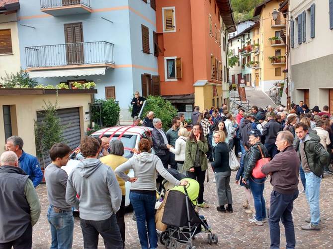 Quando il pane diventa collante di comunità Gruppo 78, Le Coste, Famiglia Cooperativa di Noriglio e Cassa Rurale Vallagarina insieme, con capofila il Circolo Pensionati ed Anziani di Terragnolo, insieme al Comune stesso per consegnare alle persone sole delle 33 frazioni del comune il pane. Per contrastare la solitudine e fare prevenzione sociale. Oggi pomeriggio la partenza del progetto con la consegna della vettura elettrica in collaborazione con Dolomiti Energia.
