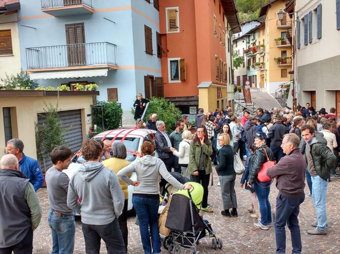 Gruppo 78, Le Coste, Famiglia Cooperativa di Noriglio e Cassa Rurale Vallagarina insieme, con capofila il Circolo Pensionati ed Anziani di Terragnolo, insieme al Comune stesso per consegnare alle persone sole delle 33 frazioni del comune il pane. Per contrastare la solitudine e fare prevenzione sociale. Oggi pomeriggio la partenza del progetto con la consegna della vettura elettrica in collaborazione con Dolomiti Energia.