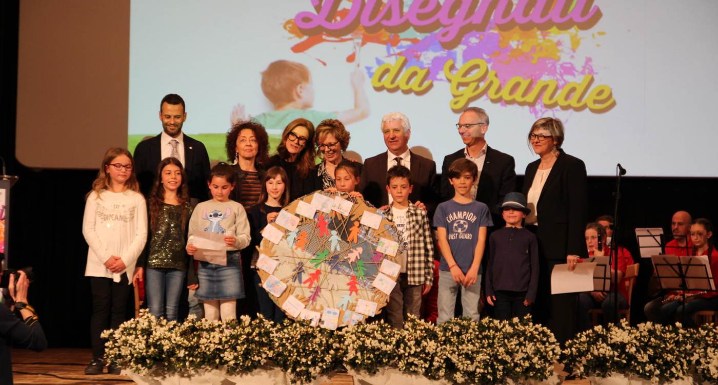 Un concorso di disegno, promosso dalla Cassa Rurale Vallagarina per celebrare i 120 anni dalla sua fondazione, ha coinvolto 1.400 bambini e bambine, chiamati a disegnare il loro futuro. Oggi sono stati premiati i lavori scelti dalla giuria