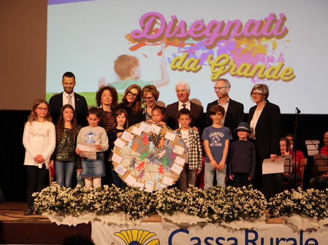 1.400 bambini disegnano il loro futuro per la Cassa Rurale Vallagarina Un concorso di disegno, promosso dalla Cassa Rurale Vallagarina per celebrare i 120 anni dalla sua fondazione, ha coinvolto 1.400 bambini e bambine, chiamati a disegnare il loro futuro. Oggi sono stati premiati i lavori scelti dalla giuria