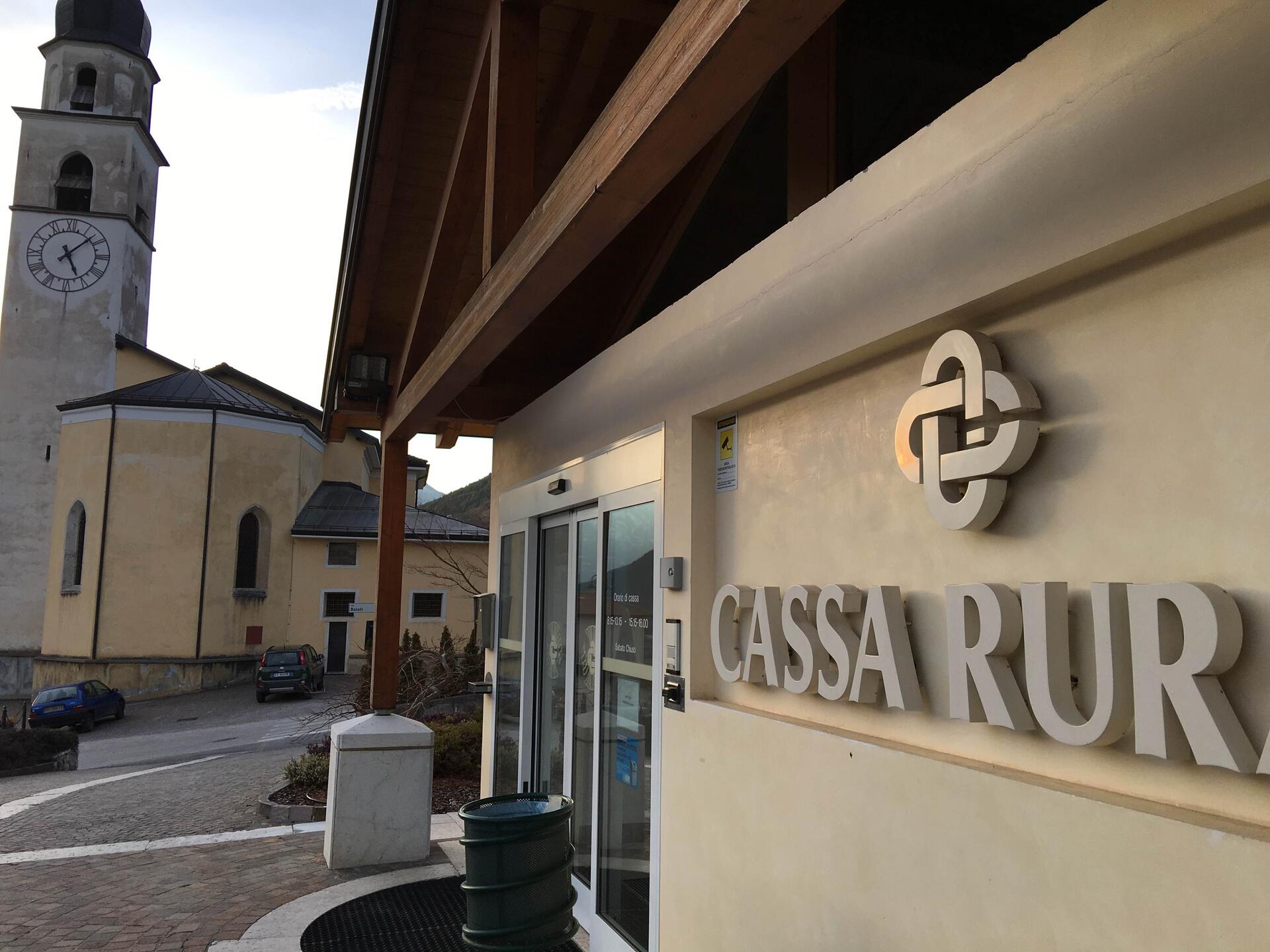 Ripresa Trentino: erogati 3.200 mutui alle imprese, il 93% finanziati dalle Casse Rurali Le imprese trentine, dopo un avvio lento, hanno aderito con convinzione alle iniziative per favorire la ripresa messe in campo dalla Provincia autonoma sulla “piattaforma Ripresa Trentino”.La Provincia interviene con contributi sugli interessi, le banche convenzionate con tassi agevolati. Circa 5mila le domande presentate, per importi che superano il mezzo miliardo. Di queste, 3.213 sono già state erogate e 300 sono in corso di erogazione, per un importo di 372 milioni di euro, pari al 70%. Un altro 22% sono in corso di istruttoria. Oltre mille domande in corso di istruttoria.Tra gli istituti che hanno sottoscritto la convenzione, il credito cooperativo (Rurali/Ccb, Mediocredito) ha finanziato l’87,5% delle domande e il 93% dell’importo, per un ammontare di 336 milioni di euro.