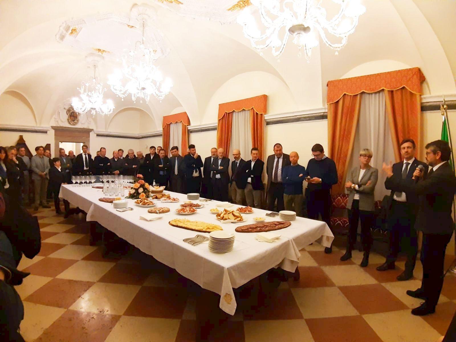 Alla Fondazione Mach scambio di auguri natalizi con il mondo agricolo e la Provincia Autonoma di Trento Scambio di auguri natalizi nella sala del capitolo dell’ex monastero agostiniano di San Michele tra la Fondazione Edmund Mach e i rappresentanti del mondo agricolo, alla presenza del presidente della Provincia autonoma di Trento, Maurizio Fugatti, intervenuto con l’assessore provinciale all’agricoltura, Giulia Zanotelli e l’assessore provinciale allo sviluppo economico, ricerca e lavoro, Achille Spinelli. Un momento conviviale, ma anche l’occasione per tracciare un bilancio di fine anno. Con l’attenzione puntata soprattutto sull’impegno condiviso col tavolo cimice. Massiccia la partecipazione, con una cinquantina di rappresentanti del comparto agricolo.