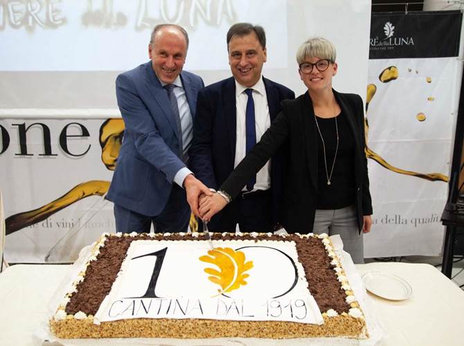 La Cantina Roveré della Luna Aichholz festeggia i 100 anni con una serata speciale dedicata ai soci Più di trecento partecipanti, a Roveré della Luna, per il centesimo compleanno della Cantina. Presenti all’evento anche il vicepresidente della Giunta provinciale Mario Tonina e l’assessore all’agricoltura Giulia Zanotelli.
