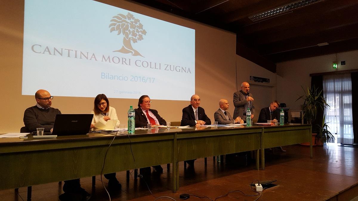 Soci in assemblea a Mori per la presentazione del bilancio della Cantina Mori Colli Zugna. Numeri positivi hanno caratterizzato il documento contabile dello scorso esercizio approvato dai soci all’unanimità.