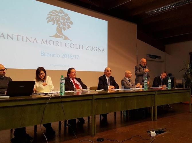 Soci in assemblea a Mori per la presentazione del bilancio della Cantina Mori Colli Zugna. Numeri positivi hanno caratterizzato il documento contabile dello scorso esercizio approvato dai soci all’unanimità.