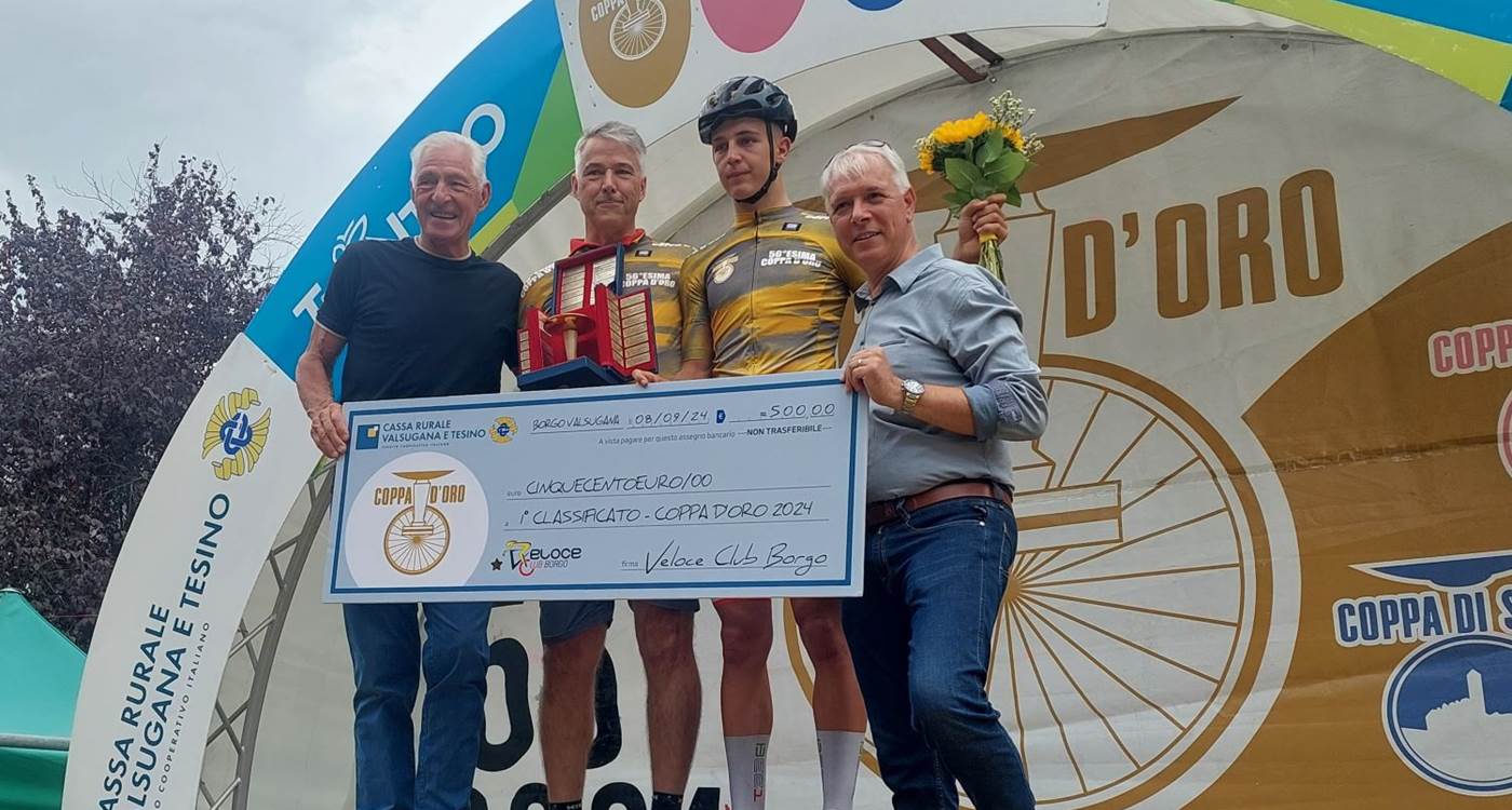 Il presidente Dandrea sul podio assieme ai vincitori e a Francesco Moser