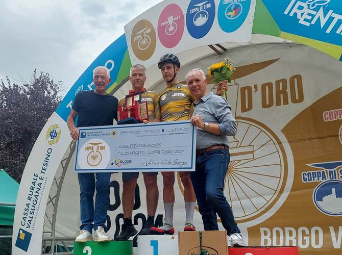 Il presidente Dandrea sul podio assieme ai vincitori e a Francesco Moser