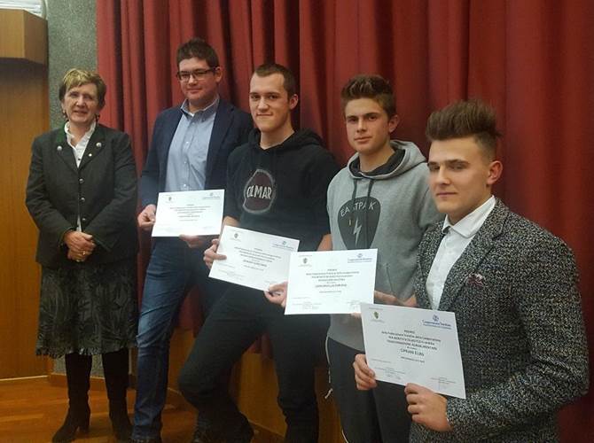 Fondazione Edmund Mach: consegnati diplomi e premi ai migliori studenti  Sono stati consegnati anche i riconoscimenti della Federazione Trentina della Cooperazione agli studenti meritevoli dell’Istruzione e Formazione Professionale dei vari indirizzi delle classi quarta. Premiazione affidata alla presidente della Cooperazione Trentina, Marina Mattarei che si è congratulata con i giovani sottolineando la valenza del riconoscimento che intende premiare e valorizzare le competenze di studenti che rappresentano il futuro dell’agricoltura trentina. I premiati: Nicola Fantoma Tecnico Imprenditore Agricolo – Indirizzo Lavorazioni zootecniche; Giacomo Debiasi Tecnico Imprenditore Agricolo – Indirizzo Ortoflorovivaismo e verde; Simone Zancanella - Tecnico Imprenditore Agricolo – Indirizzo Produzioni vegetali; Elias Cipriani Tecnico della Trasformazione Agroalimentare.Poco prima il presidente Luca Rigotti aveva consegnato il premio Gruppo Mezzacorona Sca a Michele Calovi (corso enotecnico) autore della tesina “La sfogliatura della vite”.