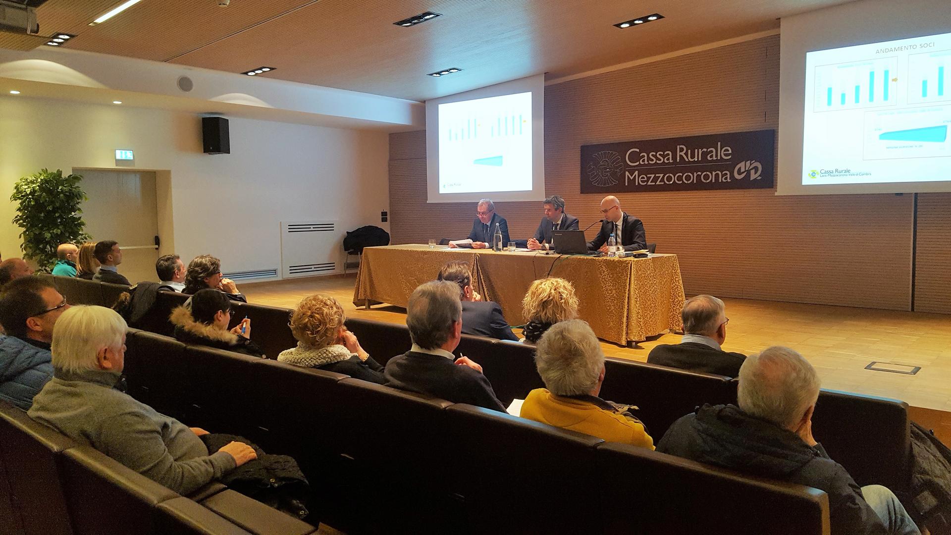 L’appuntamento di ieri sera, molto partecipato, è stato ospitato all’auditorium della sede del centro rotaliano della Cassa Rurale Lavis-Mezzocorona-Valle di Cembra.