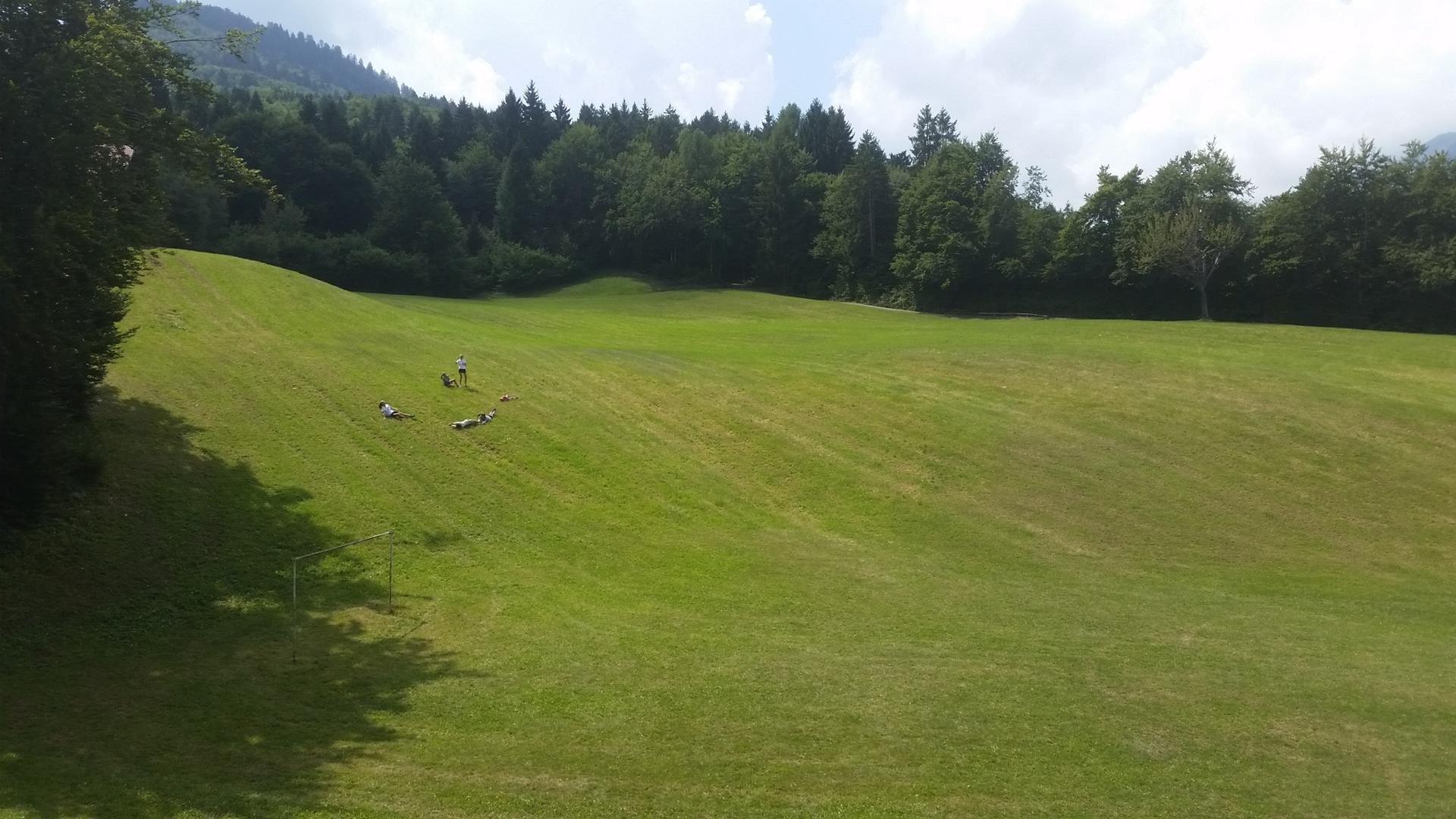 Vecchie malghe in disuso trasformate in strutture ricettive, masi di proprietà collettiva recuperati fatti rivivere sotto altra forma. Nelle Giudicarie esteriori, “patrimonio Unesco della biosfera”, si concretizza il progetto ambizioso di un gruppo di residenti molto legati al proprio territorio.Nasce così “Fuoco”, la prima cooperativa di comunità del Trentino, con l’obiettivo di fare decollare un modello di ricettività rispettoso della natura, del territorio, a stretto contatto con la popolazione residente e le sue attività produttive.Le prime due strutture sono una malga nel Lomaso in località Misonet di proprietà della Asuc di Favrio e maso Limarò tra Comano Terme e Sarche, di proprietà dell’Istituto diocesano di sostentamento del clero.