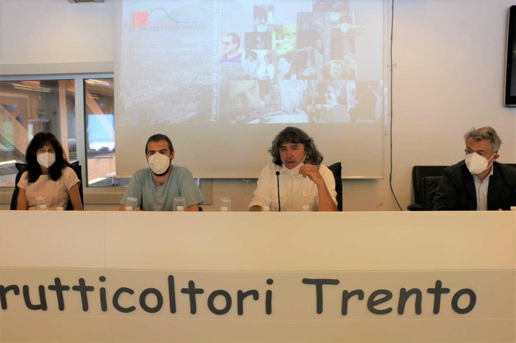L’impegno dei Biodistretti di Trento/Valle dei Laghi e dell'Università degli Studi di Trento per lo sviluppo dell'agricoltura biologica Presentato il Bando di concorso per il conferimento di due premi per tesi di laurea su tematiche relative all’ agricoltura biologica e alle ricadute economiche e culturali sul territorio. Iniziativa in memoria di Maurizio Forti.