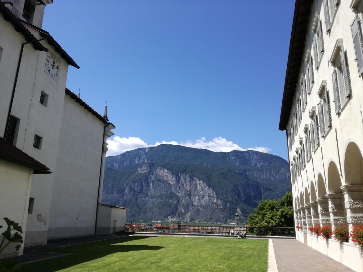 La Fondazione Edmund Mach ha presentato il suo documento di Visione 2019-2028, una dettagliata analisi tecnico-scientifica del contesto agroalimentare e ambientale, delle attuali criticità e delle possibili soluzioni per garantire lo sviluppo sostenibile del territorio Trentino. Tre i punti chiave sui quali si giocherà il futuro: la resilienza ai cambiamenti climatici e globali, il mantenimento della competitività in ambiente montano e la formazione di eccellenza a tutti i livelli. Dopo oltre un anno di lavoro, più di 300 esperti della Fem hanno individuato 109 soluzioni da realizzare nel breve e medio periodo.