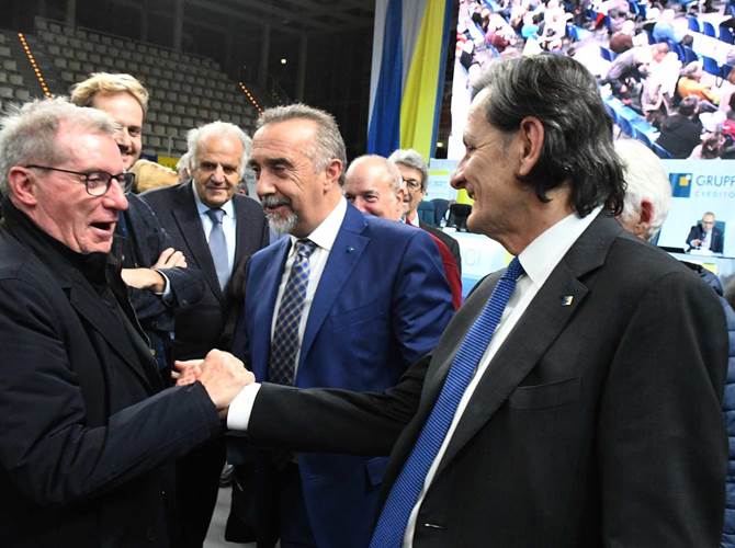 Cassa Rurale di Trento: i soci approvano la fusione con Lavis-Mezzocorona-Cembra L’assemblea dei soci riunita oggi al Bnl Group Arena di Trento approvano a larghissima maggioranza il progetto di fusione per incorporazione con la Cassa Lavis-Mezzocorona-Valle di Cembra. Il nuovo istituto di chiamerà “Cassa di Trento”.2.720 i soci fisicamente presenti, che con  715 deleghe sommano a 3.435 voti totali. Solo 61 contrari, 7 astenuti