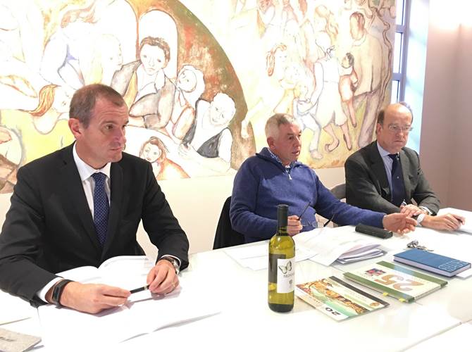 Cantina La-Vis, Patton: “abbiamo invertito la rotta” I soci della cantina La-Vis approvano il bilancio del gruppo, l’ultimo in perdita (1,6 milioni di euro). Dal prossimo anno l’impegno – concordato con le banche – a chiudere con 4 milioni di utile. Il liquidato ai soci è di 104 euro a quintale. Nel 2009 era di 25.