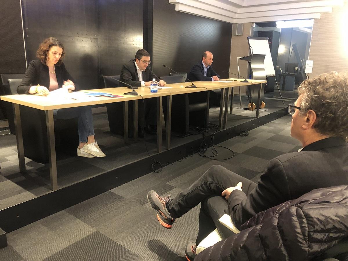 Riunione di allineamento tra la Giunta provinciale, i sindaci e vertici di Upipa La situazione dell’emergenza Covid-19 in Trentino è stata descritta dal presidente della Provincia autonoma di Trento, Maurizio Fugatti: “I dati confermano la crescita dei contagiati e, purtroppo, anche dei decessi. Si tratta di numeri importanti, ma in linea con quanto prefigurato nelle scorse settimane. Fino ad ora il nostro sistema sanitario ha retto di fronte ad un’emergenza che ha coinvolto l’intera Europa”. Il presidente ha anche rassicurato i vertici delle Rsa sugli approvvigionamenti: “E’ un problema generale e in Trentino la disponibilità di dispositivi di protezione individuale migliorerà nei prossimi giorni. Così come continueremo ad incrementare l’utilizzo dei tamponi. Il Trentino è tra le regioni italiane che ne fanno un uso più intensivo in base alla popolazione, soprattutto nelle case di riposo”.